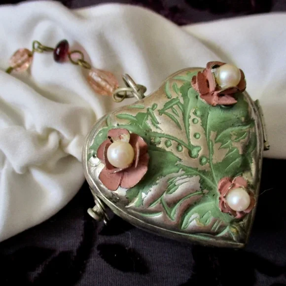 Vintage Victorian Revival Heart Locket Box Repoussé Pendant Necklace - Picture 8 of 10